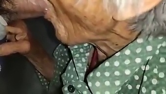 Ázsiai Nagymama Csintalankodik A Forró Videóban