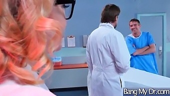 La Oficina Del Doctor Se Convierte En Un Parque De Juegos Para La Paciente Tetona (Kagney Linn Karter) En Un Video Hardcore