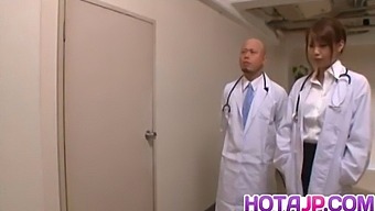 Trío De Doctora Con Arisa Ebihara Y Su Pareja