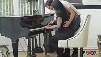 Meksikalı Piyano Eğitmeni Jack Escobar, Katrina Jade Ile Olağanüstü Bir Performans Sergiliyor!