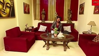 Femeia Mai În Vârstă Își Împarte Soțul Cu Un Bărbat Mai Tânăr