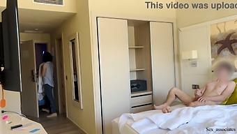 Exhibitionistenfreude: Eine Öffentliche Begegnung Mit Einer Hotelangestellten