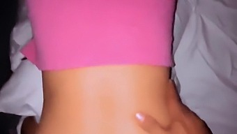 彼女の甘い淫乱な声に誘惑された女の子は、すべてを受け入れます。