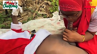 Nigerian ફાર્મ કપલનું રોમેન્ટિક ક્રિસમસ સીન. Red માં સબ્સ્ક્રાઇબ કરો