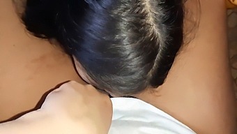 Những Cô Gái Đồng Tính Ảo Tưởng Thỏa Mãn Trong Việc Nấu Ăn Và Niềm Vui Riêng Tư