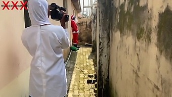 Babbo Natale E Una Bella Ragazza Vestita Di Hijab Fanno Sesso Appassionato. Iscriviti Per Altro.