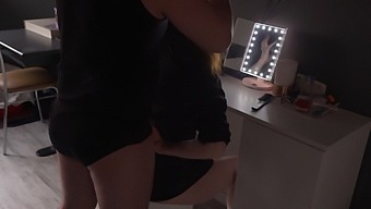Một Người Chồng Cho Vợ Mình Một Màn Blowjob Trong Phòng Tắm Cho Yêu Cầu Nhuộm Tóc Của Cô Ấy