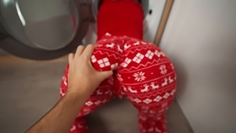 Stiefmoeder Wordt Gevangen In Een Wasmachine Als Kerstcadeau