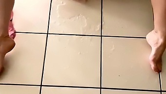 Uma Jovem Deslumbrante Se Entrega Ao Prazer Próprio, Esguichando Vigorosamente Em Sua Sala De Estar Enquanto Espera Por Um Parceiro Em Potencial. Ela Mostra Seu Lado Desinibido Urinando Em Todos Os Lugares Com Muita Força.
