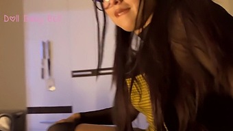 O Seară Romantică Duce La O Întâlnire Fierbinte Cu O Brunetă Uimitoare De 18 Ani