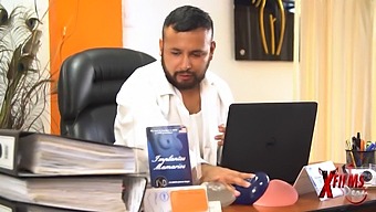 En Peruansk Vårdnadshavare Tar På Sig En Medicinsk Uniform För Att Stimulera En Kurvig Venezuelansk Kvinna