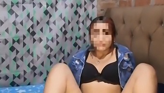 Opettaja Tarjoaa Opiskelijalle Passin Vastineeksi Seksistä
