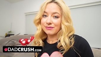 Blondi Tytärpuolen Kiusoitteleva Strip-Show Tainnuttaa Isäpuolensa Hd-Laadulla