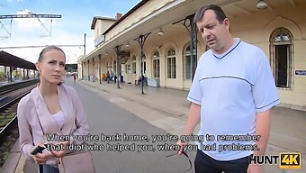 Mężczyzna Jest Ponaglany Do Obserwowania, Jak Jego Dziewczyna Uprawia Seks Z Innym Mężczyzną.