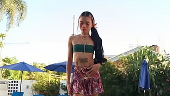 Une Petite Princesse Rencontre Un Agresseur Monstrueux Dans Une Rencontre Terrifiante