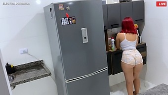 Soubrette Amateur Avec Un Gros Cul Prise En Caméra