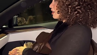 人妻が夫が見ている間に車の中で見知らぬ男とセックスする。